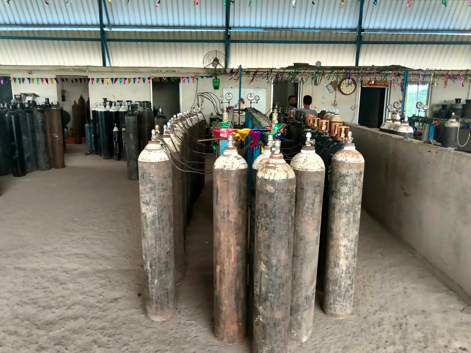 Cylinder filling bay